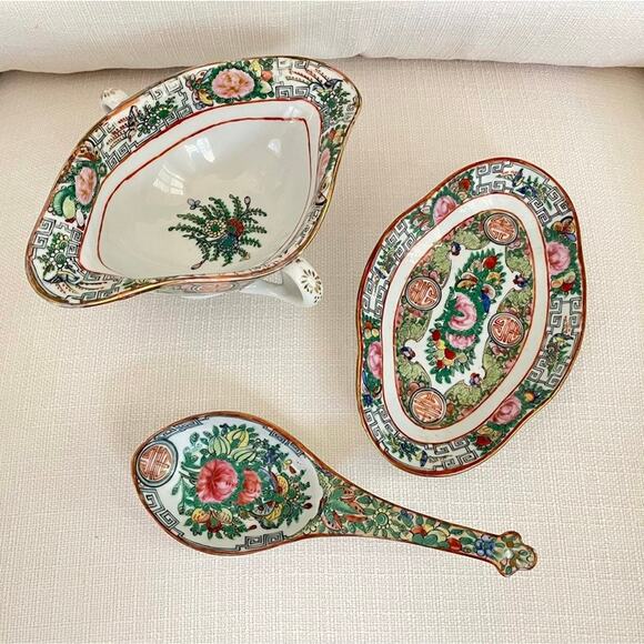 Famille Rose Medallion Gravy Boat with Ladle and Underplate - Picture 2 of 12